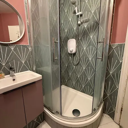 Townhouse 1 Minute Walk From Everything *