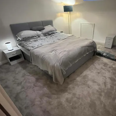 Townhouse 1 Minute Walk From Everything *