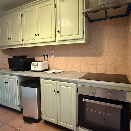 Townhouse 1 Minute Walk From Everything *