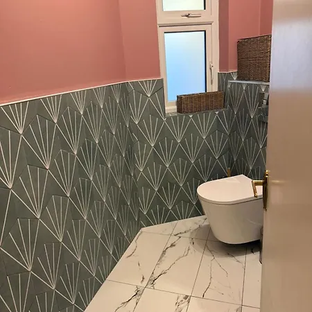 Townhouse 1 Minute Walk From Everything Galway