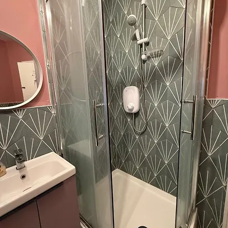 Townhouse 1 Minute Walk From Everything Lejlighed