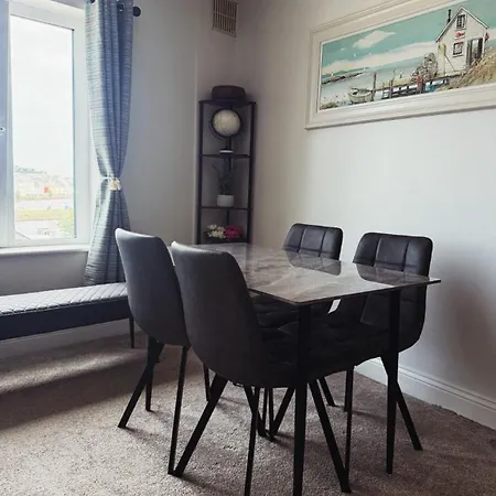Townhouse 1 Minute Walk From Everything Lejlighed