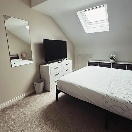 Townhouse 1 Minute Walk From Everything Lejlighed