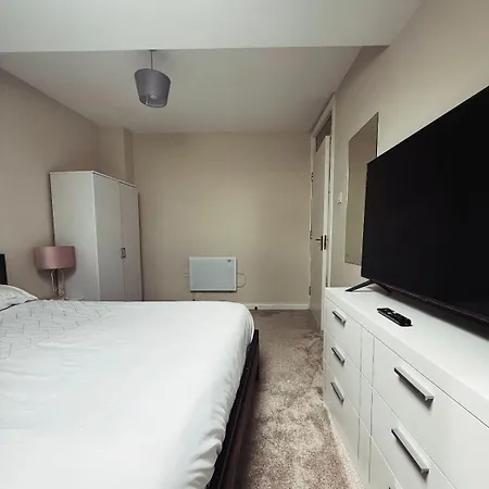 Townhouse 1 Minute Walk From Everything *